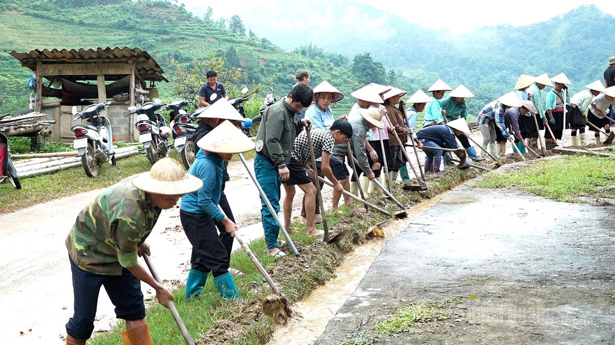 Đông đảo nhân dân tham gia “Ngày thứ 7 nông thôn mới” ở xã Tát Ngà.