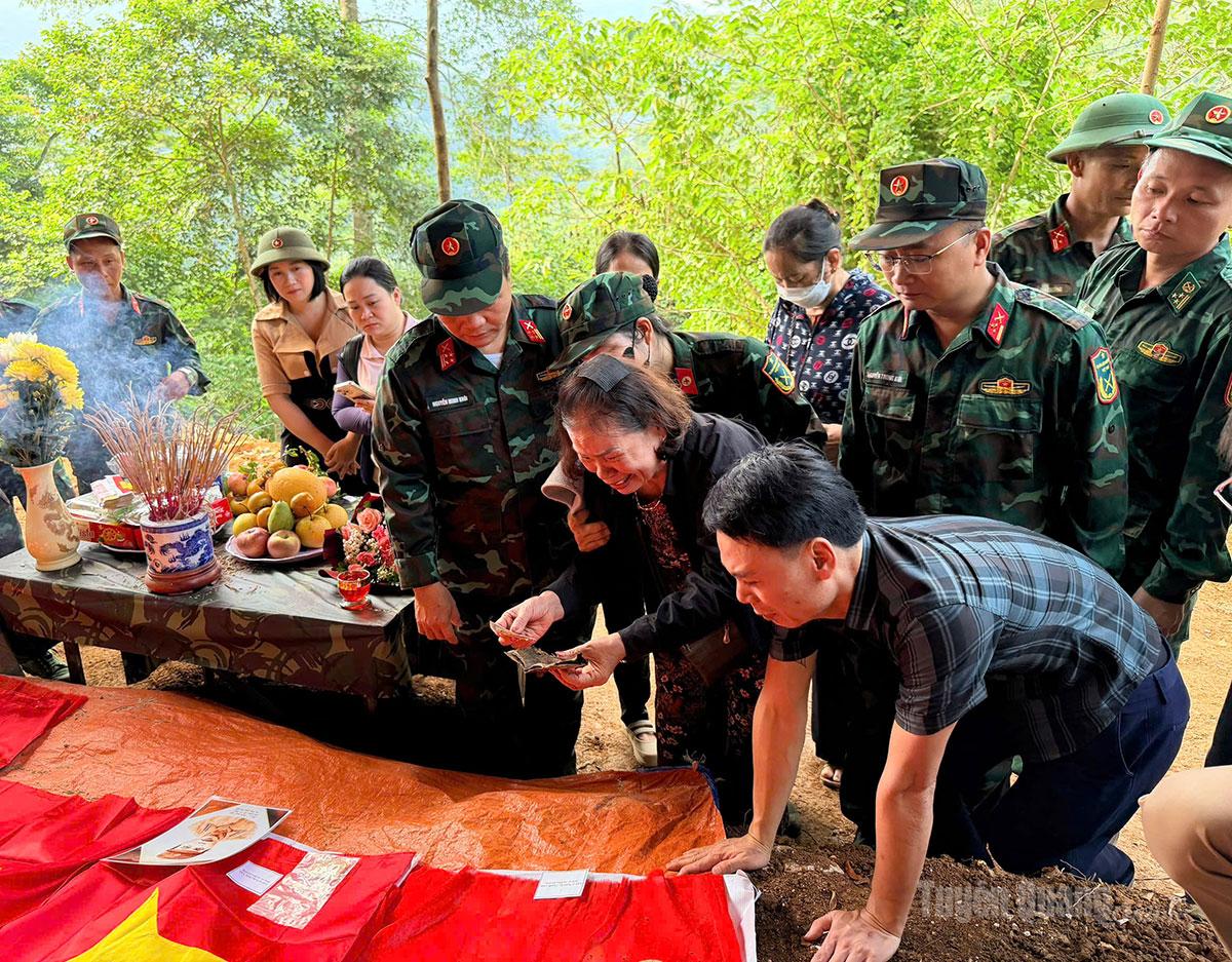 Gia đình Liệt sĩ Nguyễn Thanh Lâm xúc động trong giây phút nhận hài cốt chồng, cha tại bình độ 300.