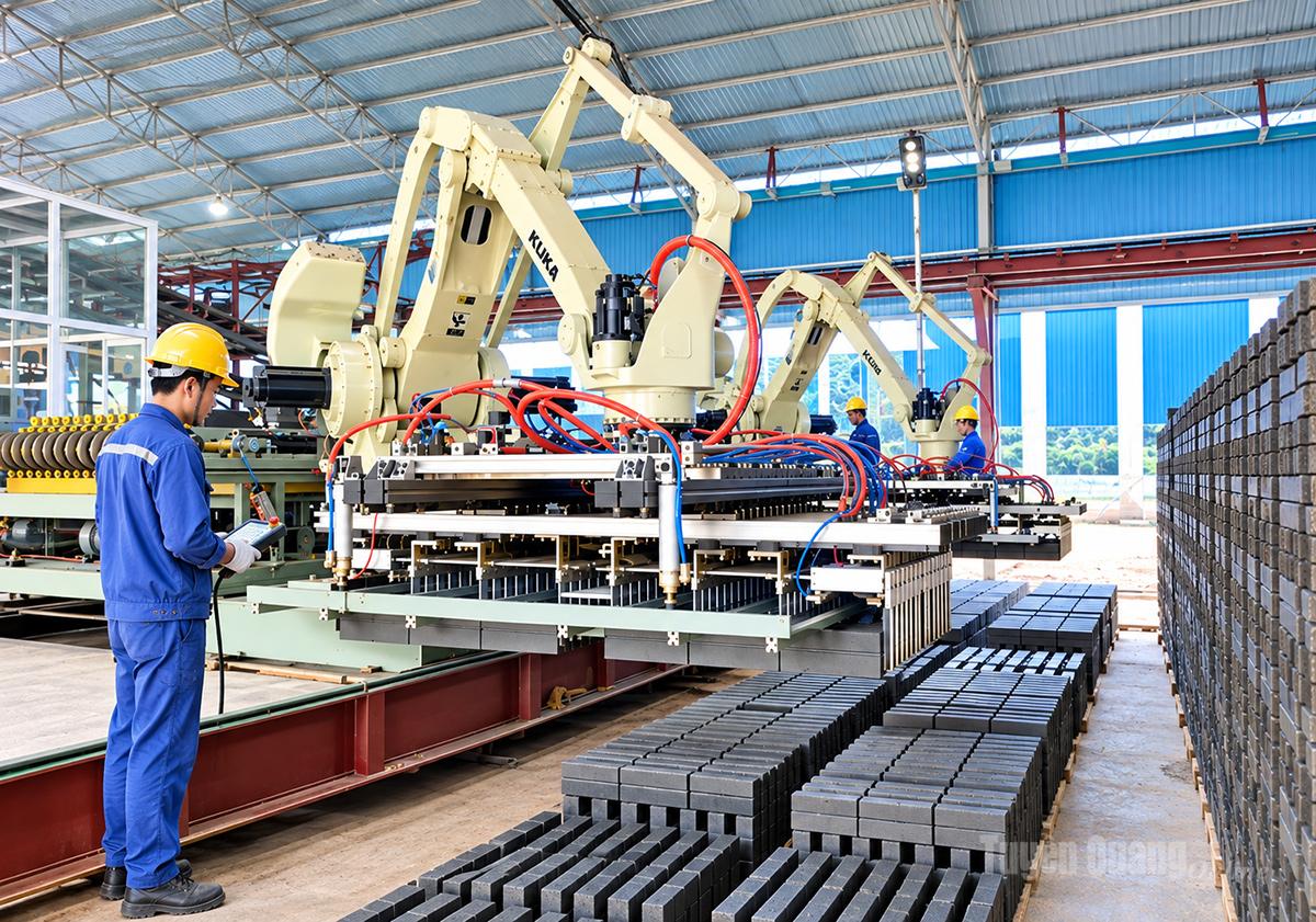 Công ty cổ phần Gạch Tuynel Viên Châu dùng cánh tay robot gắp gạch.