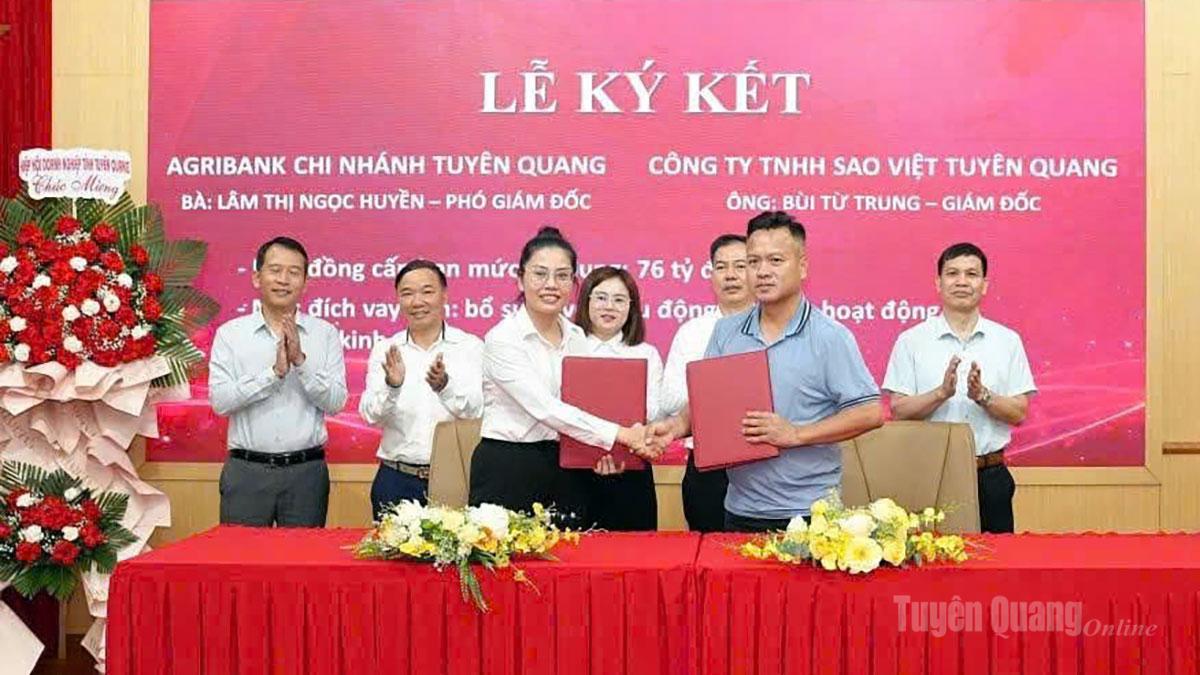 Agribank Chi nhánh Tuyên Quang ký kết hợp đồng cấp hạn mức tín dụng với Công ty TNHH Sao Việt Tuyên Quang.