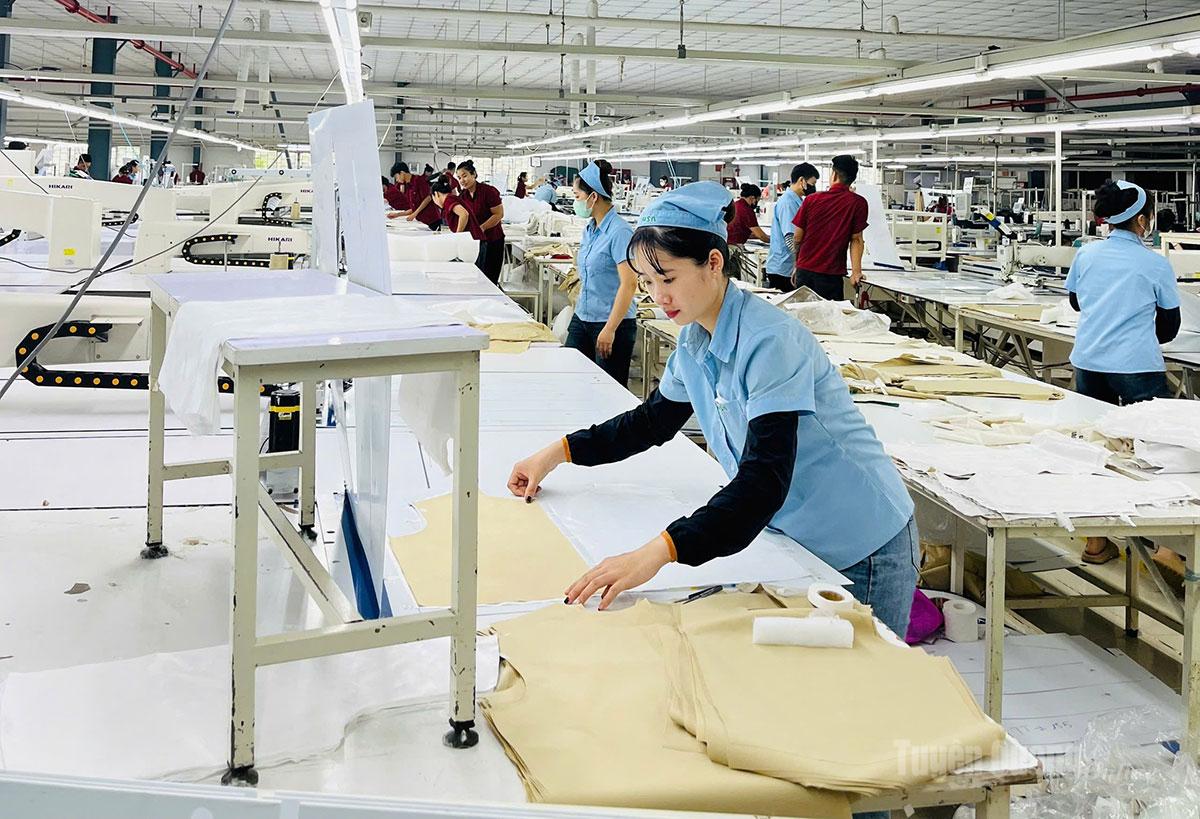 Công nhân Công ty TNHH MSA-YB, Khu công nghiệp Long Bình An sản xuất các đơn hàng xuất khẩu.