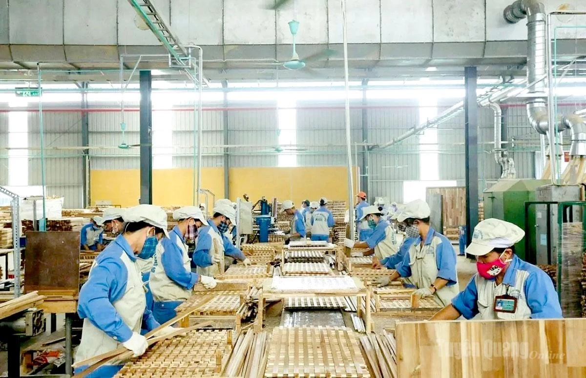 Workers at Woodsland Tuyen Quang Joint Stock Company manufacture wood products for export.