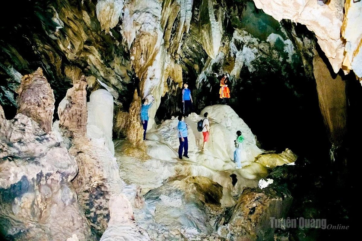Countless stalactites with mysterious shapes adorn the cave.