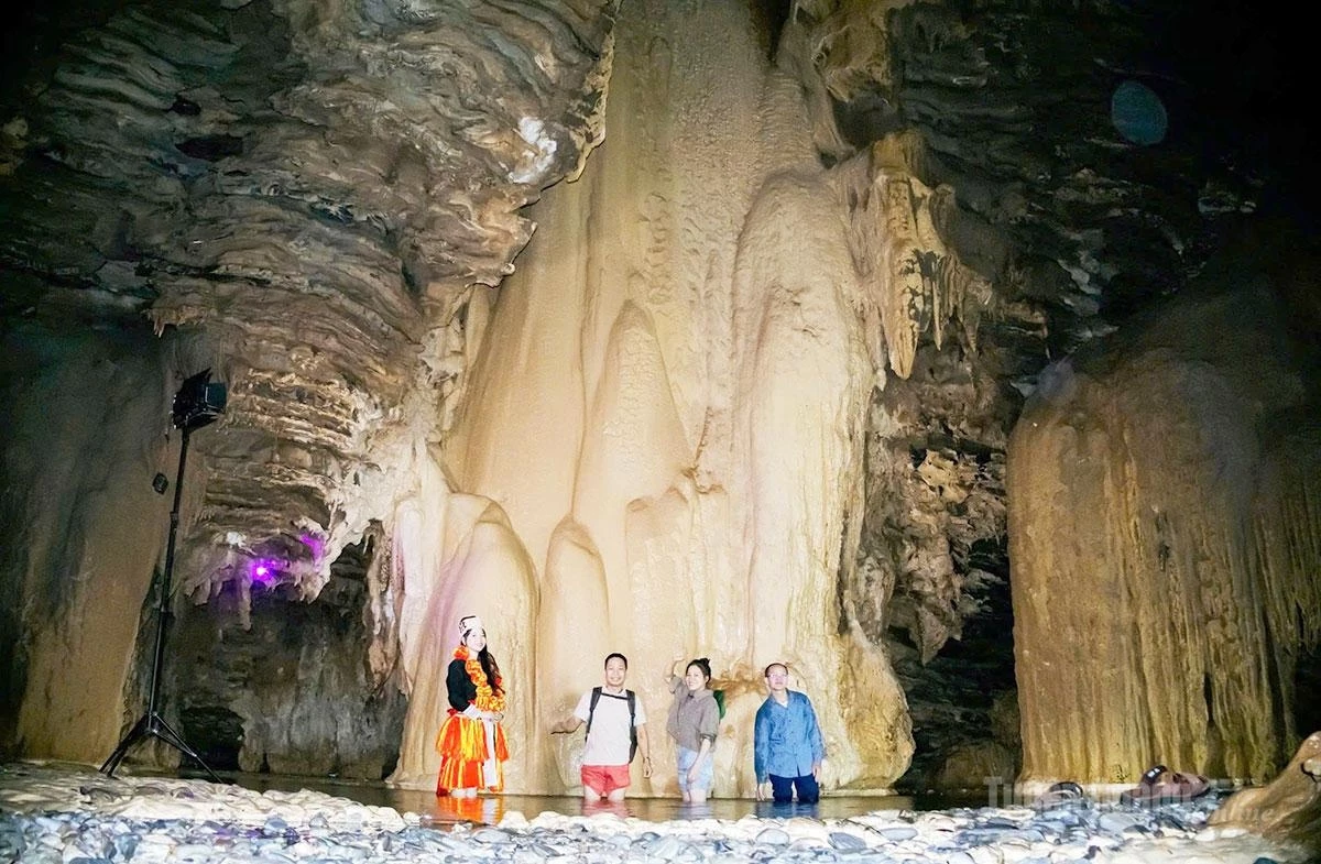 A large lake lies in the middle of the cave, surrounded by stalactites that create a spectacular underground landscape.