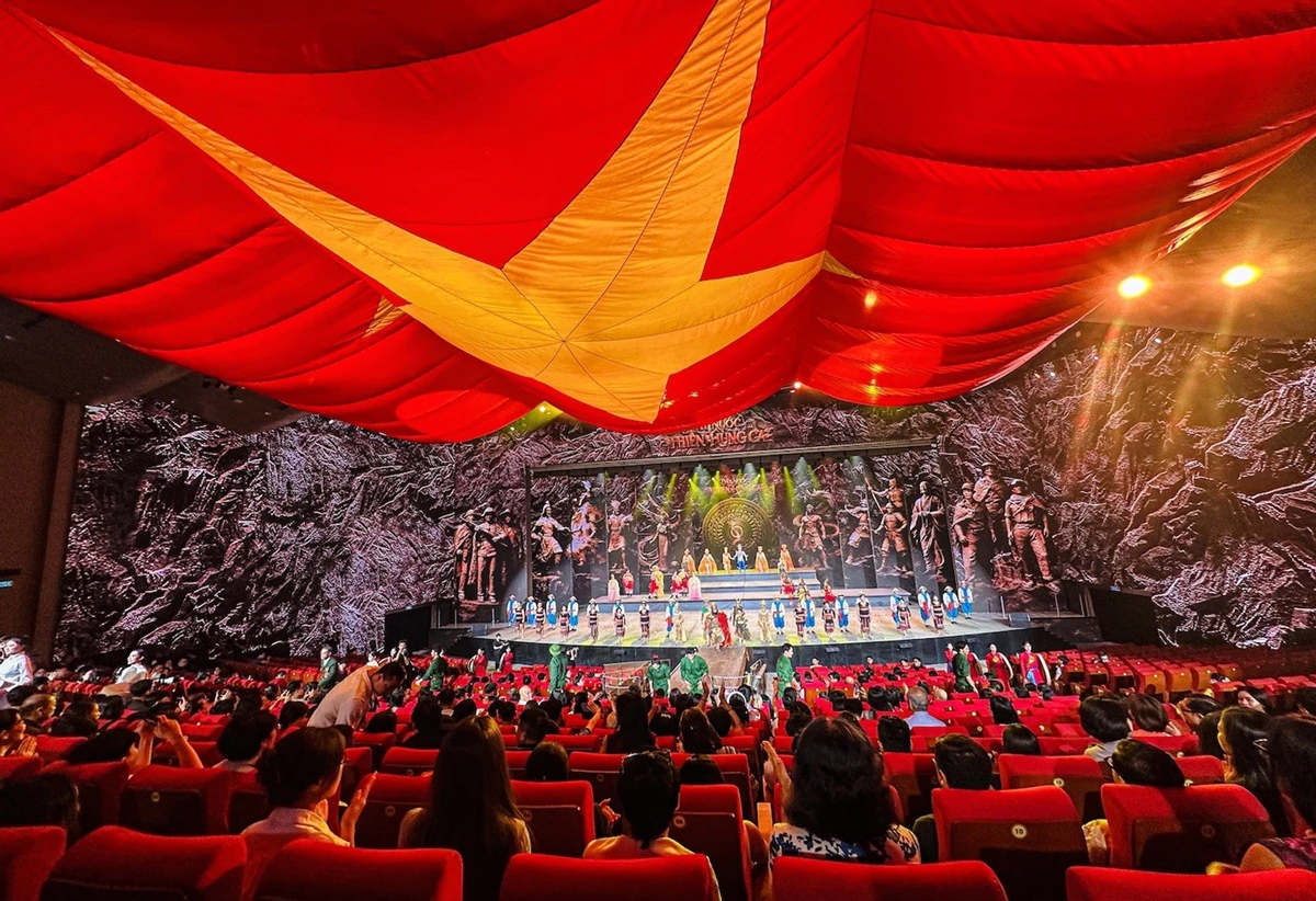 Đông đảo khán giả xem 
chương trình nghệ thuật thực cảnh “Đất nước thiên hùng ca”.
