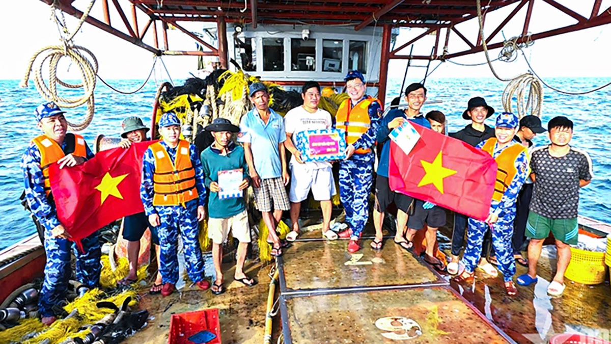Cán bộ, chiến sĩ Cảnh sát biển Việt Nam tặng quà, động viên ngư dân yên tâm vươn khơi, bám biển.