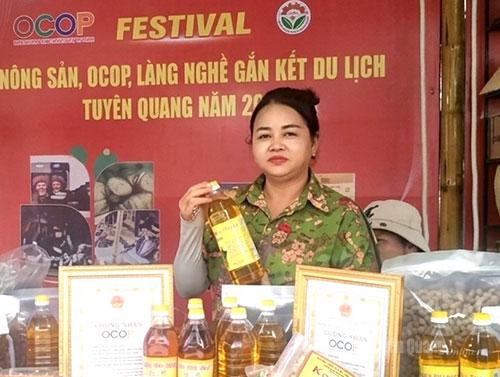 Bà Mạc Thị Miến, Giám đốc Hợp tác xã 
Nông sản Dầu lạc Đồng Yên.