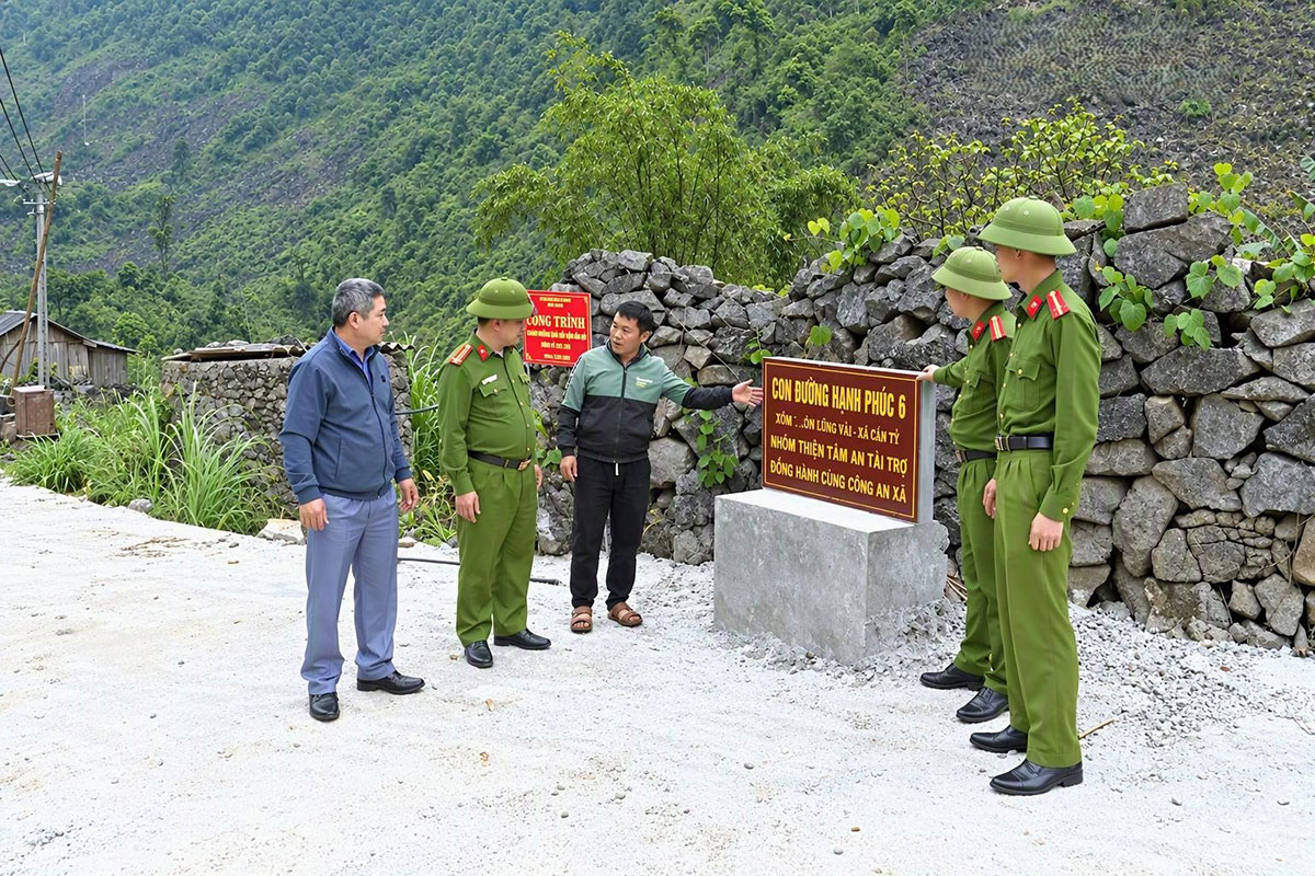 Cán bộ Công an xã Cán Tỷ và thôn Lùng Vái kiểm tra con đường hạnh phúc của thôn.