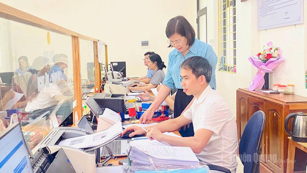 Đoàn giám sát của Ban Thường trực Ủy ban MTTQ xã Tân Long giám sát công tác tiếp nhận, giải quyết và trả kết quả thủ tục hành chính tại Trung tâm Phục vụ hành chính công xã.