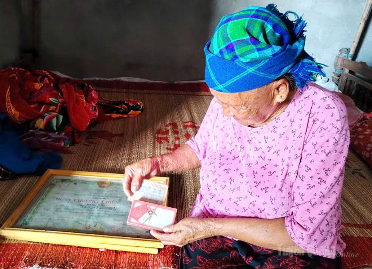 Những kỷ vật ít ỏi còn lại trở thành sợi dây níu giữ người mẹ là bà Sùng Thị Lư với người con trai đã xa cách hơn bốn thập kỷ.