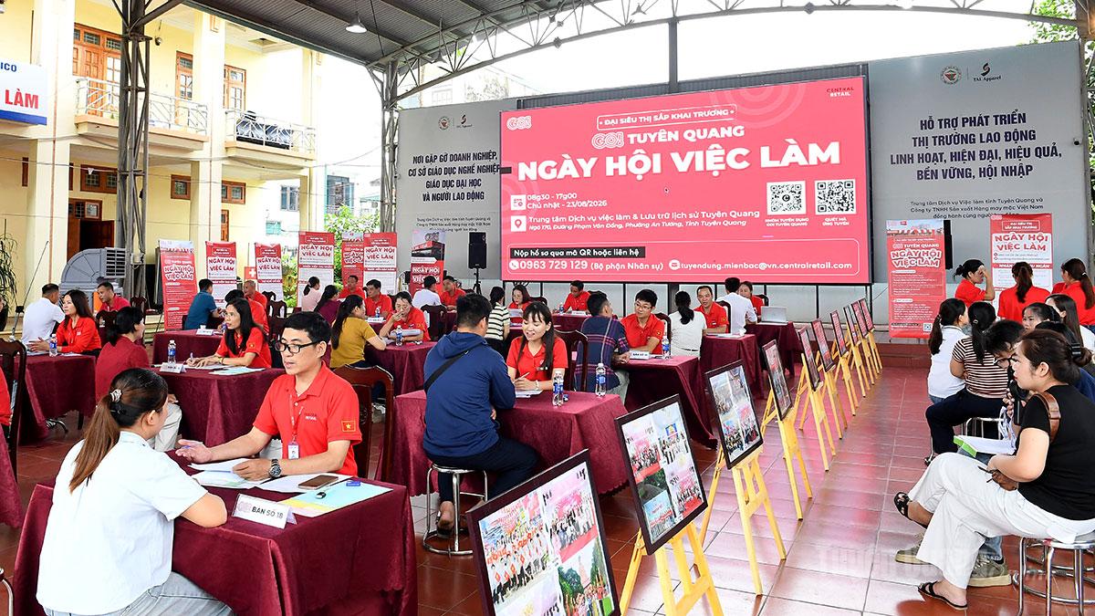 Trung tâm Dịch vụ việc làm và Lưu trữ lịch sử phối hợp với Công ty TNHH Thương mại và Dịch vụ Siêu thị An Lạc tổ chức Ngày hội việc làm tuyển dụng lao động làm việc tại Siêu thị GO! Tuyên Quang.