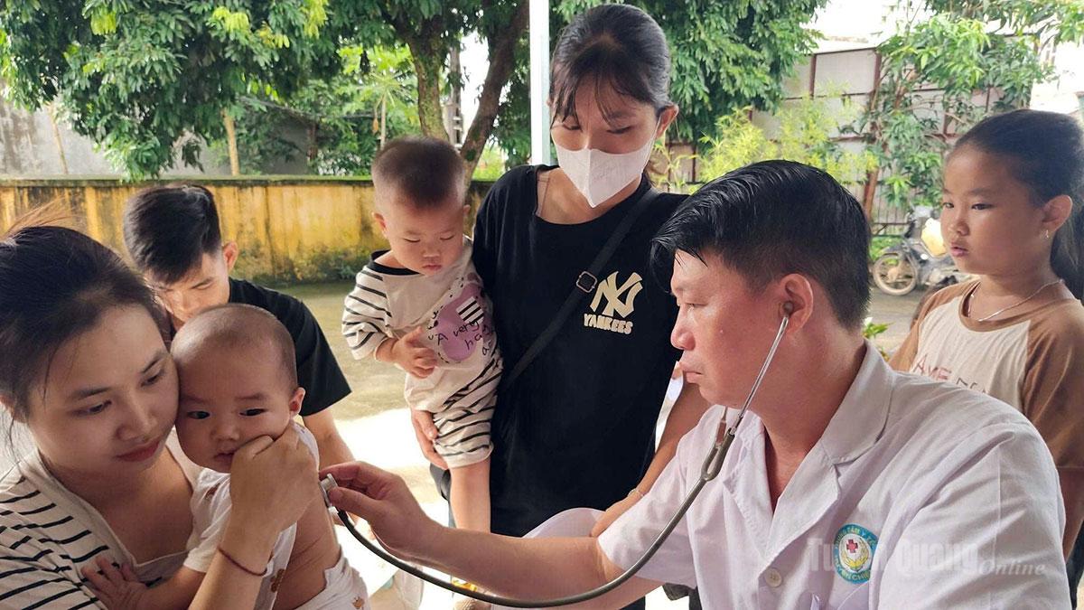 Cán bộ Trạm Y tế xã Tân An khám và tư vấn dinh dưỡng cho trẻ trên địa bàn.