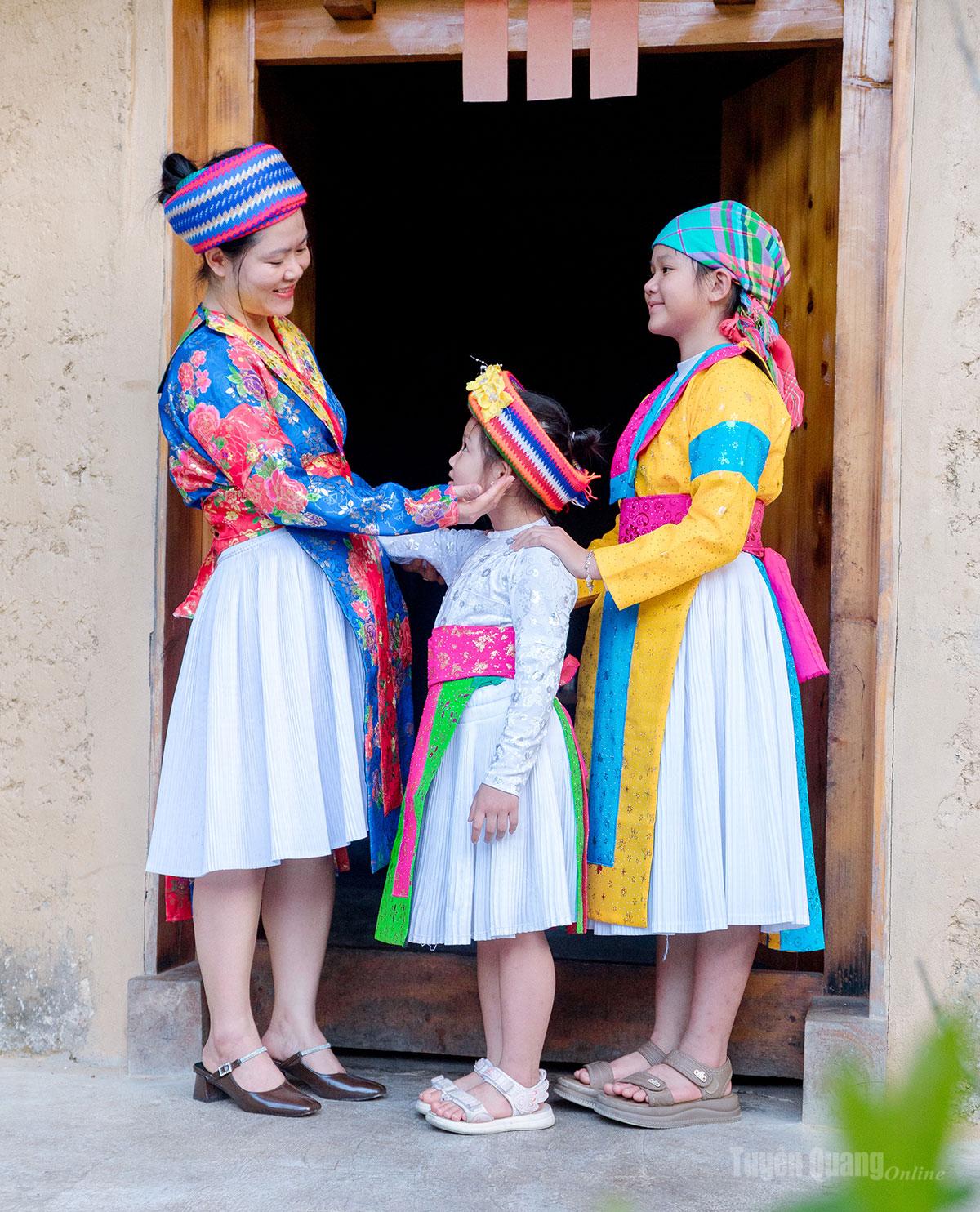 Chị Vi Thanh Quế, xã Yên Minh luôn nói lời yêu thương mỗi sáng con đến trường.