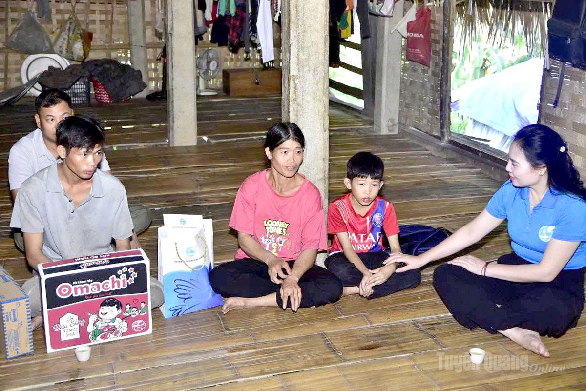 Chủ tịch Hội LHPN tỉnh Âu Thị Mai động viên và nhận làm “Mẹ đỡ đầu” em Đặng Quốc Việt học sinh lớp 6, Trường THCS bán trú, Trung học cơ sở Yên Lâm, xã Yên Phú. 