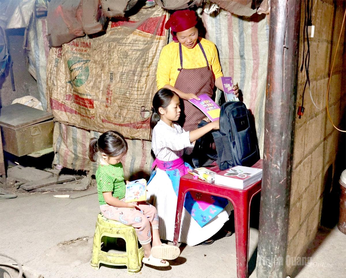 Em Dinh Thị Dàng, thôn Lũng Táo, xã Lũng Cú được mẹ dậy sớm sửa soạn quần áo, sách vở đến trường. 
ảnh: Diệu Linh