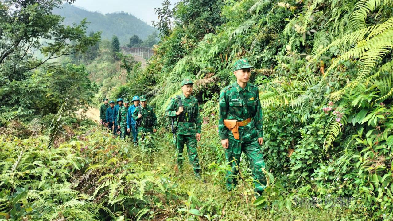 Cán bộ, chiến sĩ Đồn Biên phòng Cửa khẩu Xín Mần phối hợp với lực lượng địa phương tuần tra đường biên.