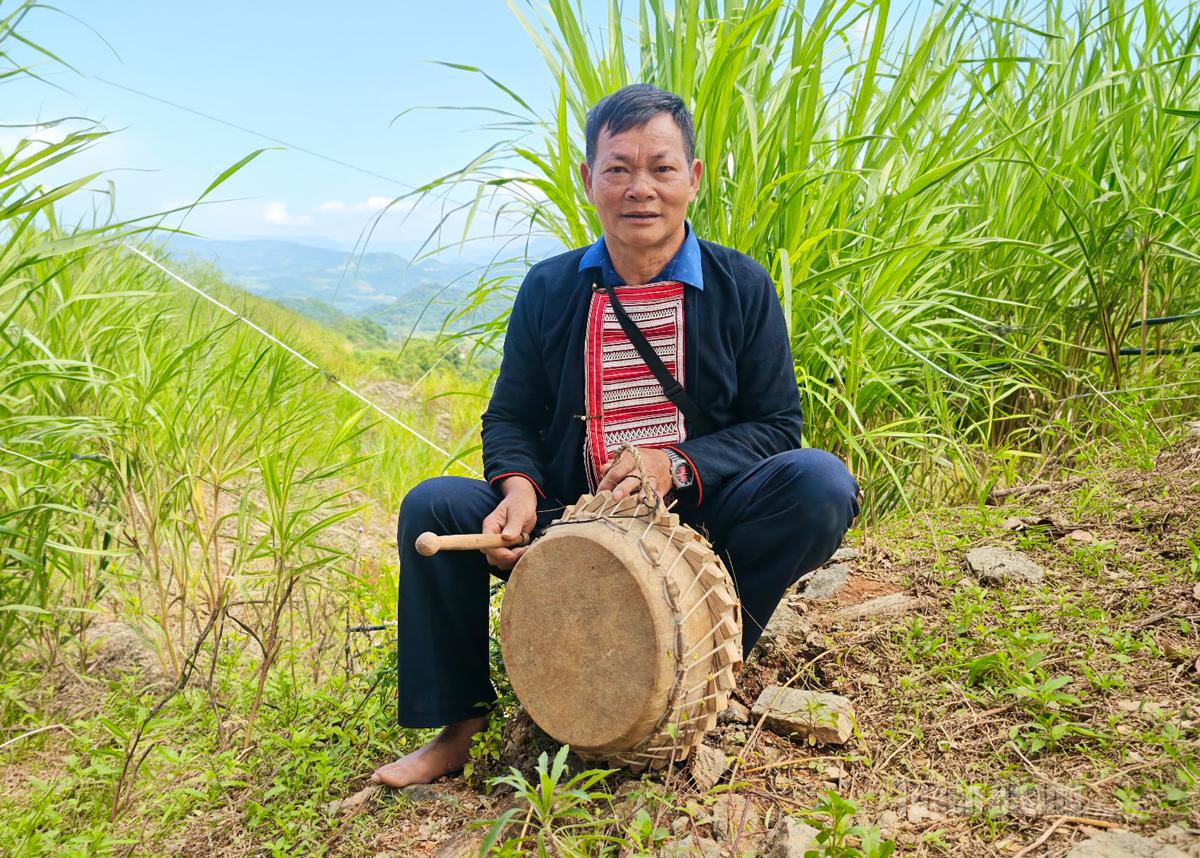Ông Hoàng Văn Sinh và chiếc trống nêm tự tay mình làm.
