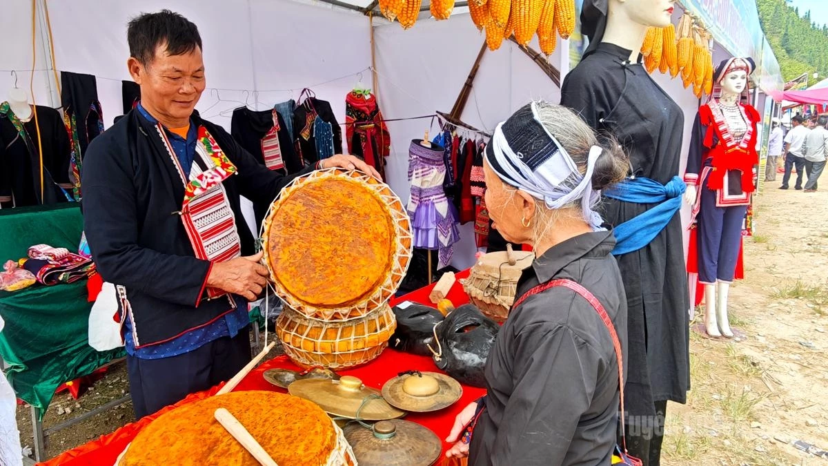 Hoang Van Sinh introduces his wedge drum products.