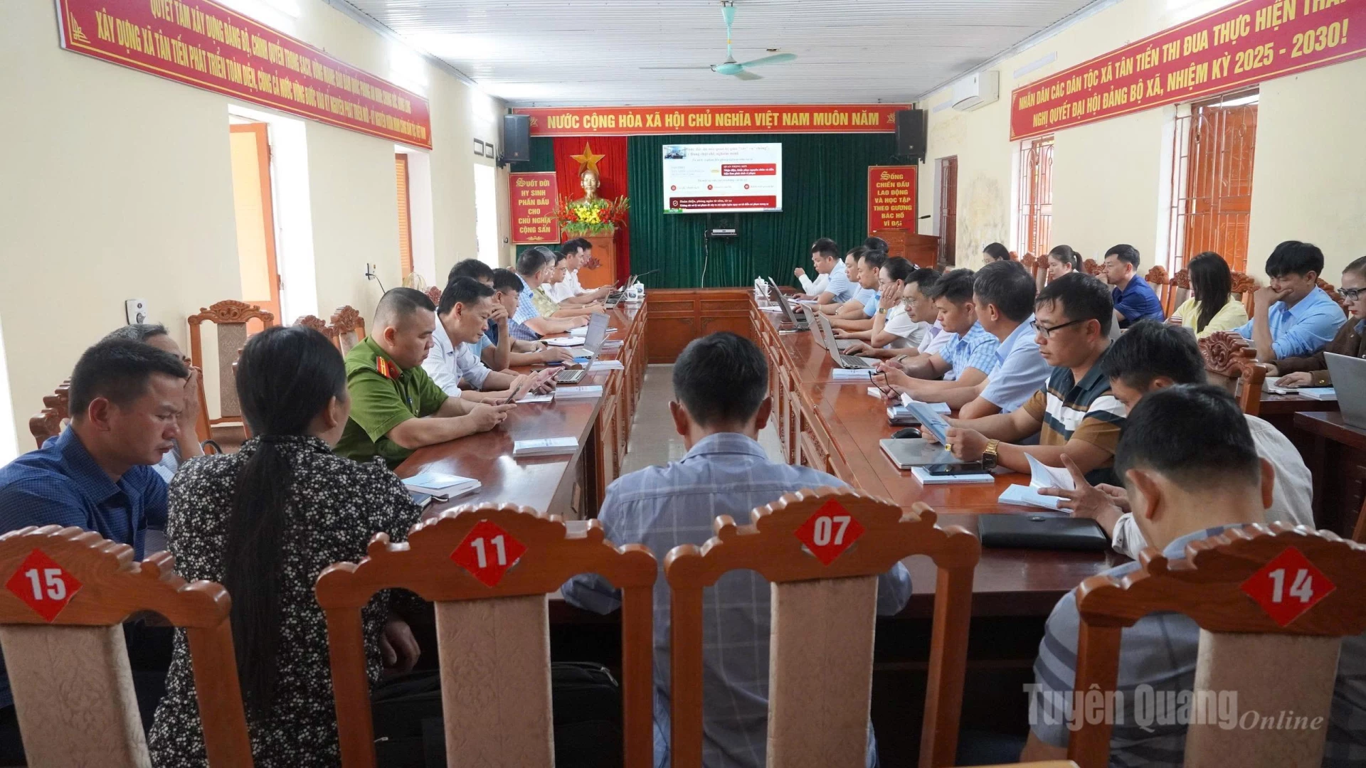 Cán bộ, đảng viên xã Nghĩa Thuận học tập các chỉ thị, nghị quyết của Đảng. Ảnh: Nguyễn Yếm