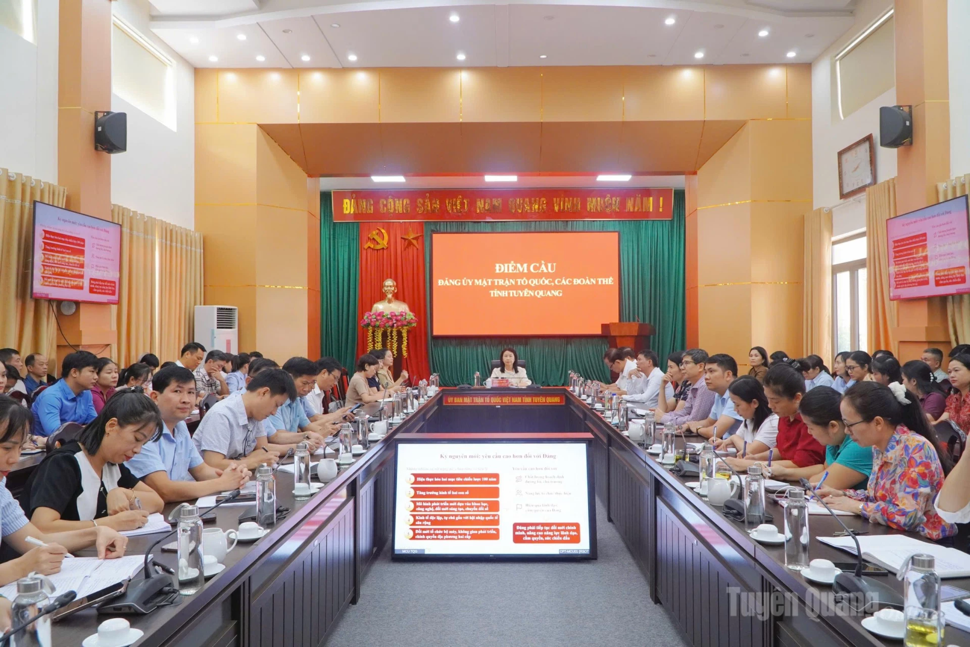 Cán bộ, đảng viên Uỷ ban MTTQ Việt Nam tỉnh học tập Nghị quyết hội nghị Trung ương 4 của Đảng. Ảnh: Thu Trang.