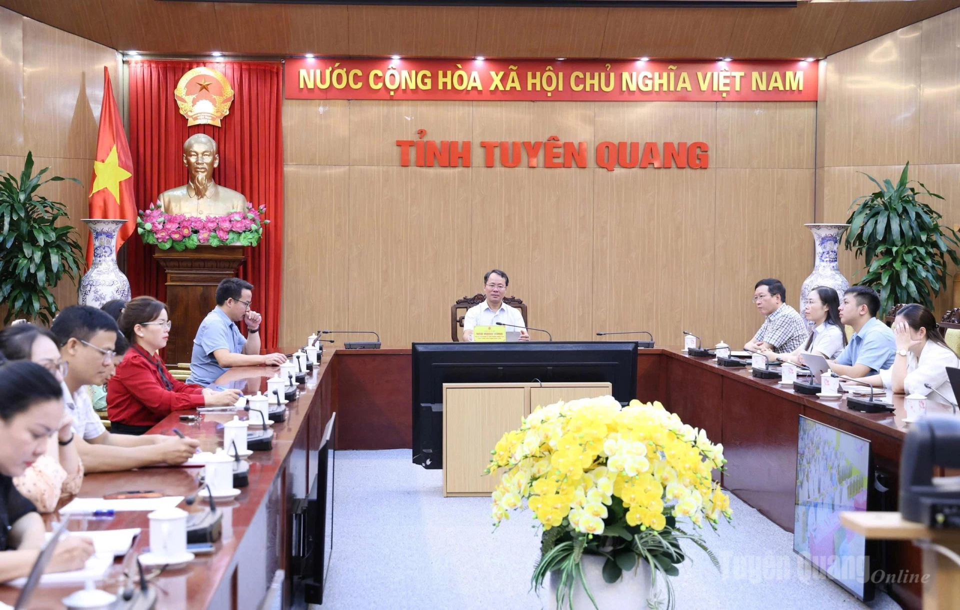 Các đại biểu học nghị quyết tại điểm cầu UBND tỉnh. Ảnh: Nguyễn Tâm