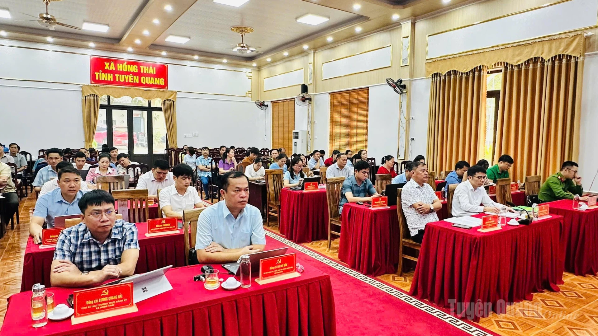 Đại biểu điểm cầu xã Hồng Thái dự hội nghị quán triệt, triển khai nghị quyết hội nghị Trung ương 4 của Đảng. Ảnh: Thu Trang.
