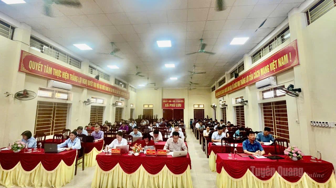 Cán bộ, đảng viên xã Phù Lưu học nghị quyết của Đảng. Ảnh: Nguyễn Tâm