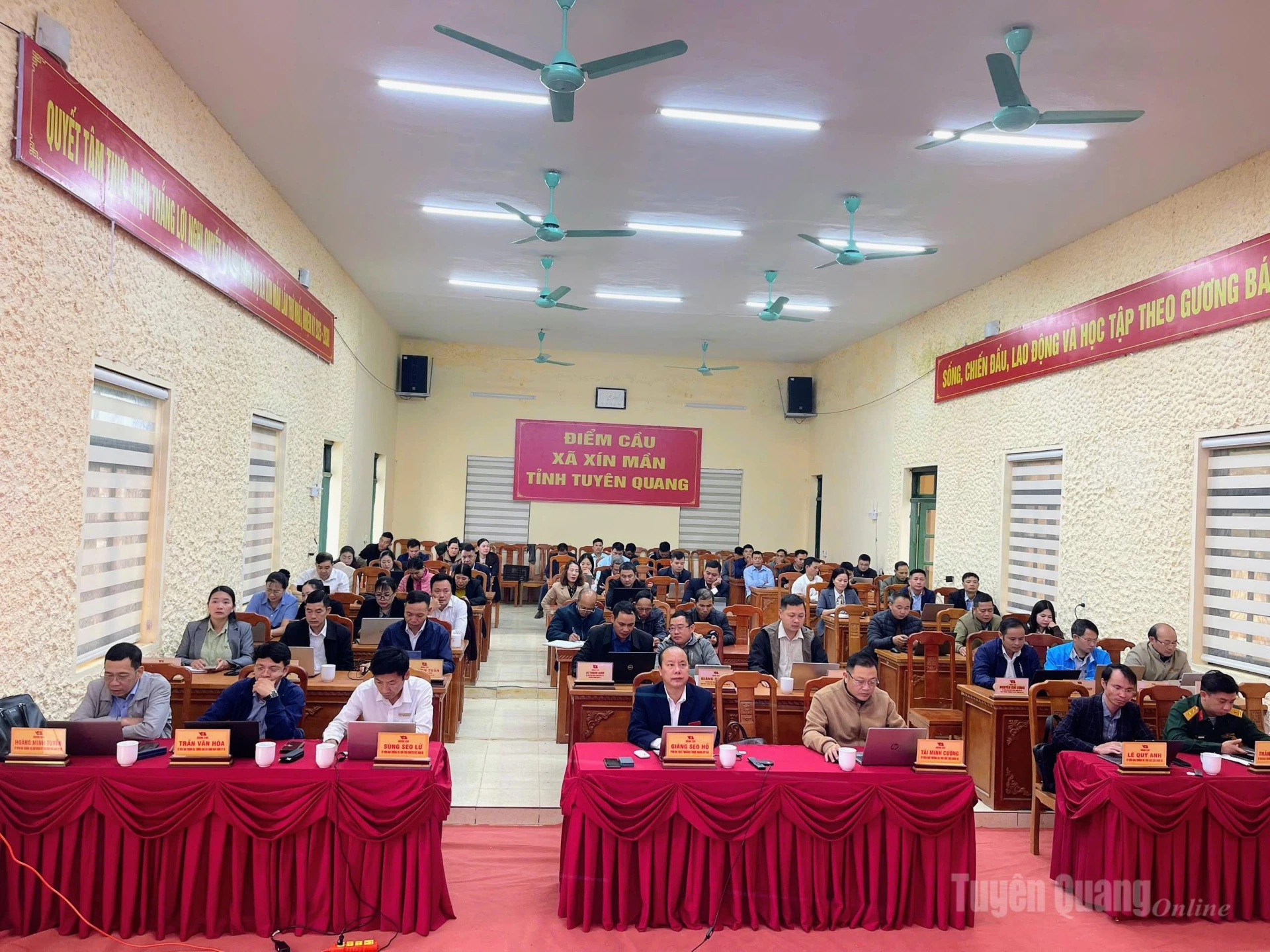 Các đại biểu học tập Nghị quyết ở điểm cầu xã Xín Mần. Ảnh: Văn Long.