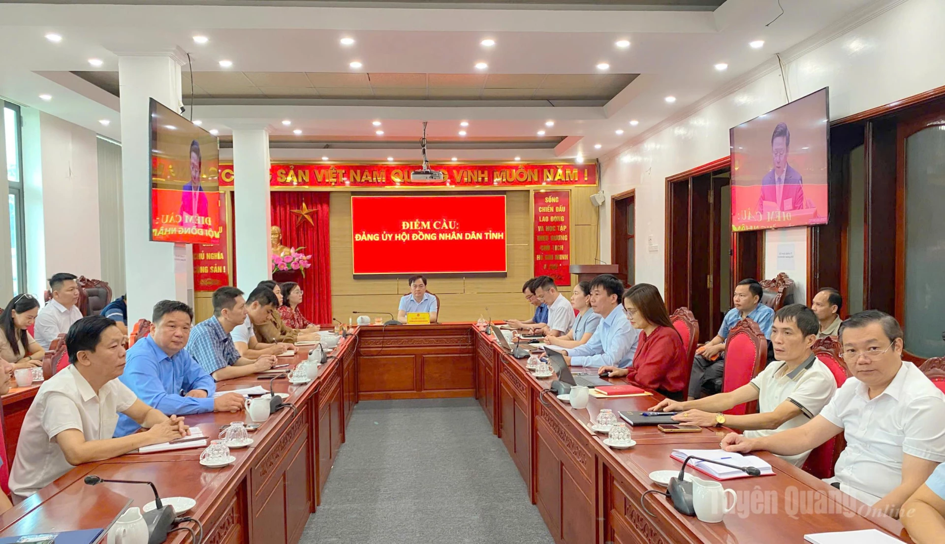 Các đạo biểu tham dự hội nghị tại điểm cầu Đảng uỷ HĐND tỉnh