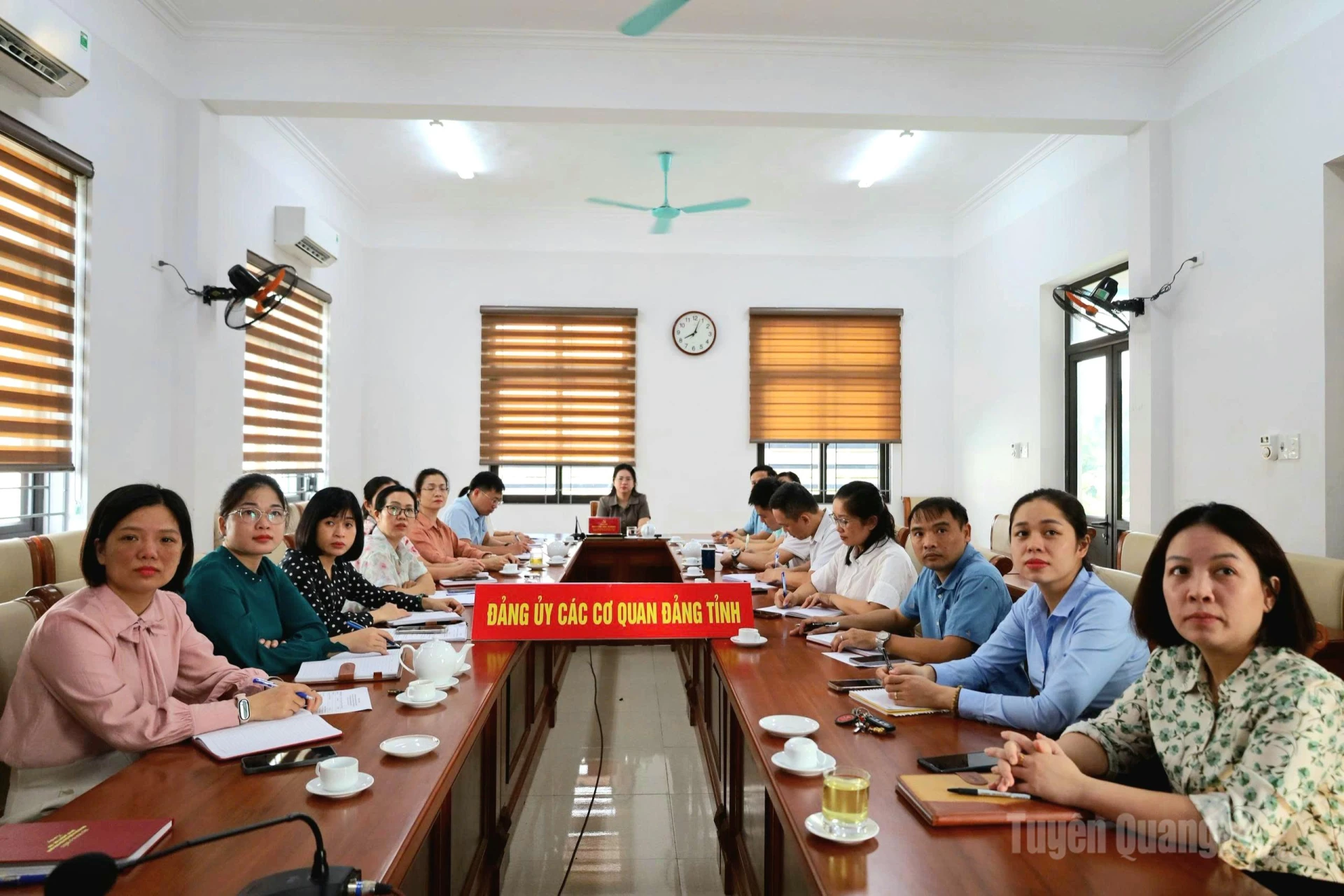 Các đại biểu tham gia học nghị quyết tại điểm cầu Đảng ủy các cơ quan Đảng tỉnh.