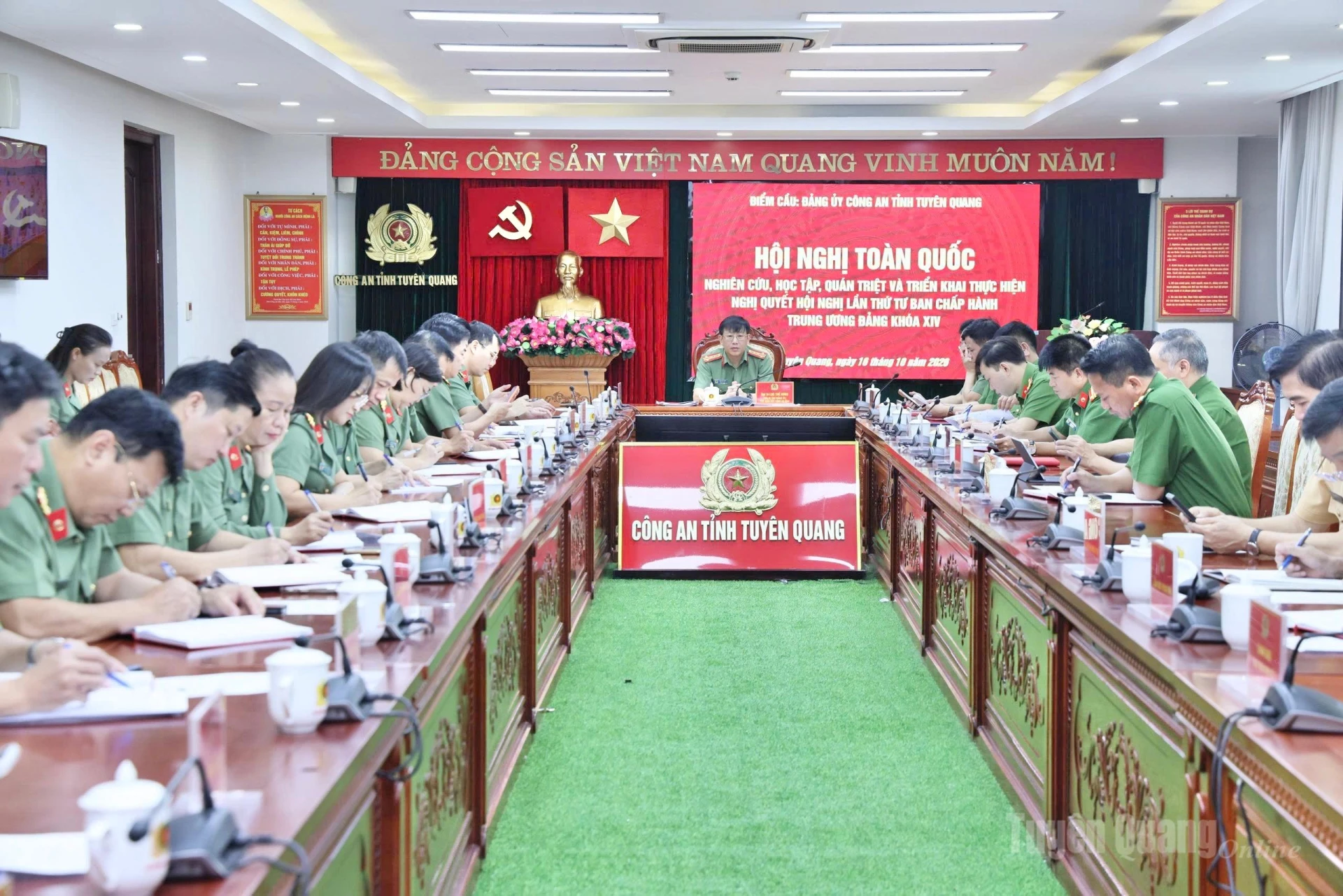 Các đại biểu học tập nghị quyết tại điểm cầu Đảng uỷ Công an tỉnh. Ảnh: Lý Thịnh.