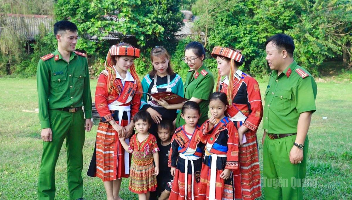Hội Phụ nữ Công an tỉnh tuyên truyền, hướng dẫn người dân 
tham gia chuyển đổi số.
