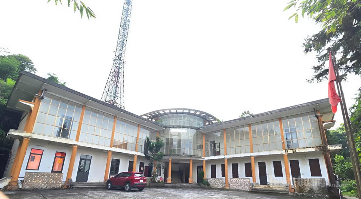 Trạm tiếp sóng phát thanh Cổng Trời nằm ở độ cao 1.200m so với mực nước biển.