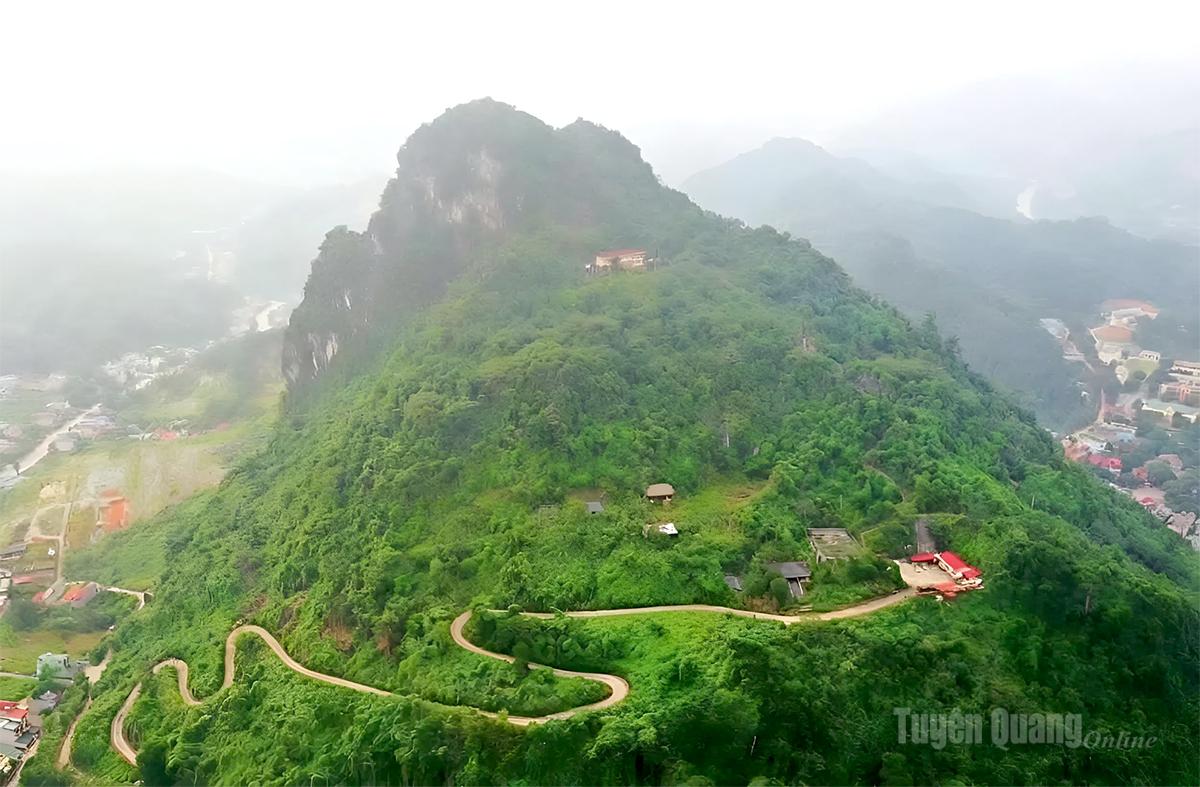 Trạm tiếp sóng phát thanh
Cổng Trời
nằm ở độ cao 1.200m so với mực nước biển.