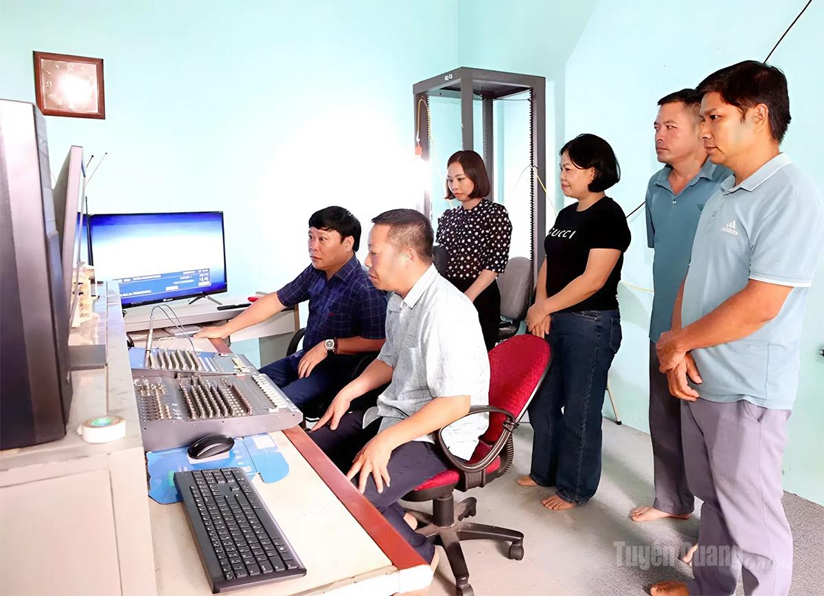 Đồng chí Mai Đức Thông, Giám đốc Báo và PTTH Tuyên Quang thăm, động viên cán bộ, kỹ thuật viên Trạm tiếp sóng phát thanh, truyền hình Núi Cấm.