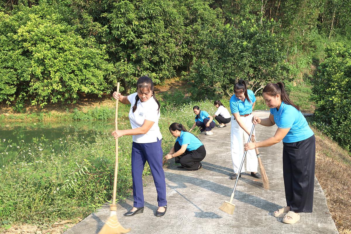 Hội viên Chi hội Phụ nữ thôn Tân Quang, xã Thái Bình quét dọn đường ngõ, thực hiện mô hình “3 sạch” tại khu dân cư.