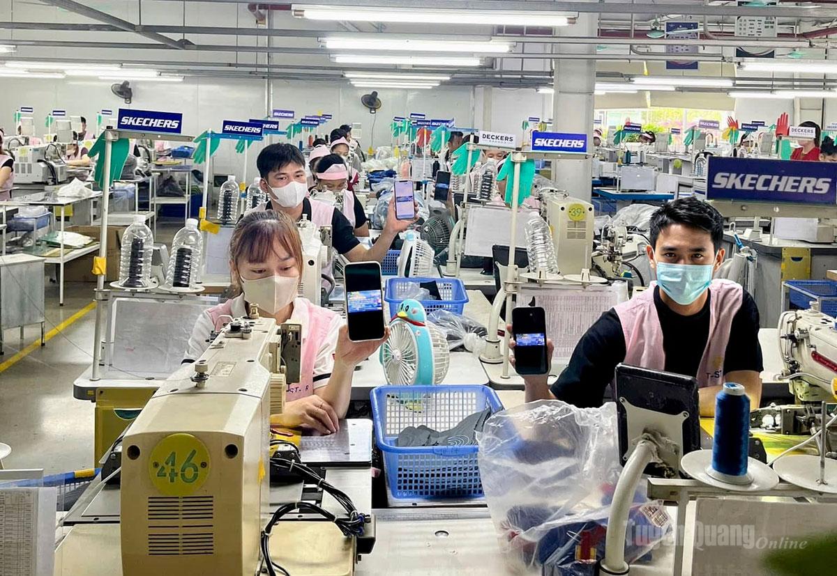 Đoàn viên Công đoàn Công ty TNHH Sản xuất Giày Chung Jye Chi nhánh Sơn Dương tham gia cuộc thi trực tuyến tìm hiểu Nghị quyết đại hội công đoàn các cấp.