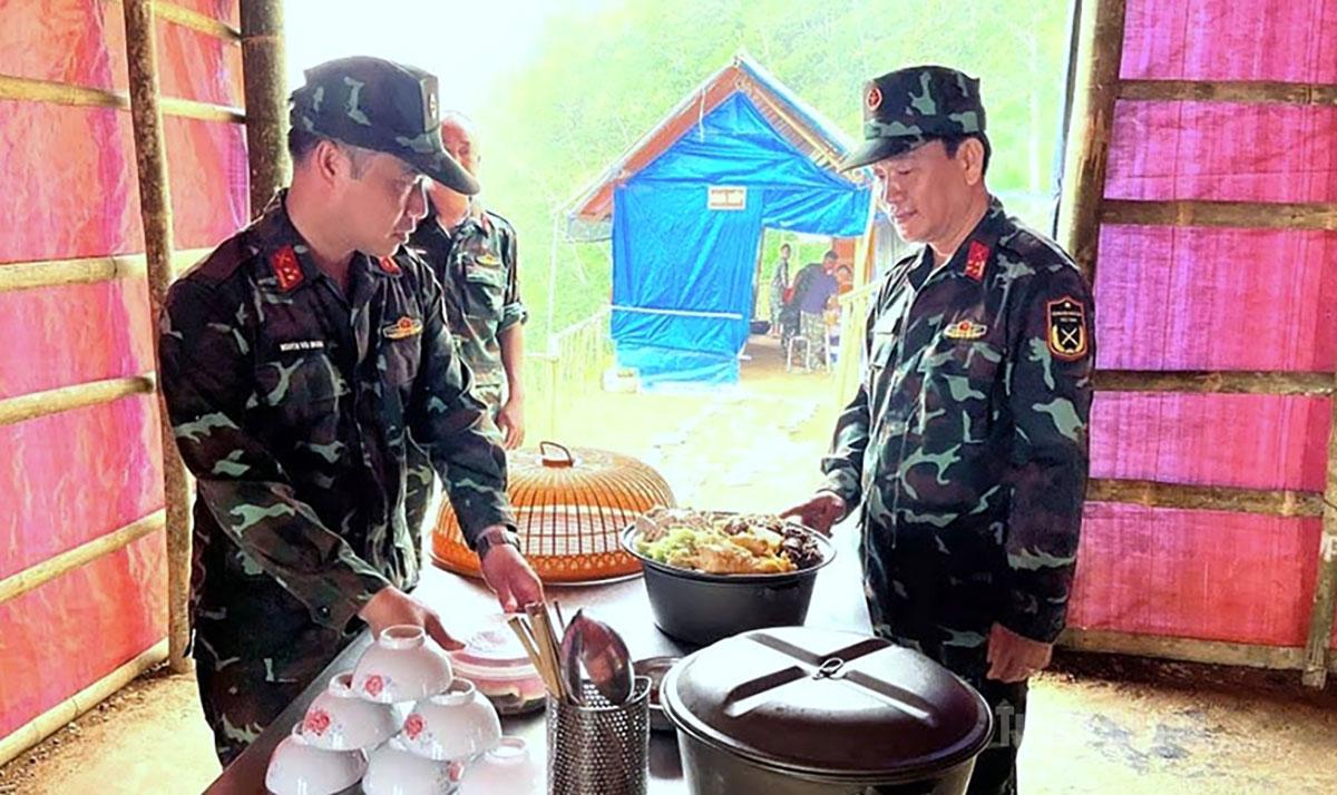 Bữa ăn được chuẩn bị chu đáo cho cán bộ, chiến sĩ Công binh Sư đoàn 355.