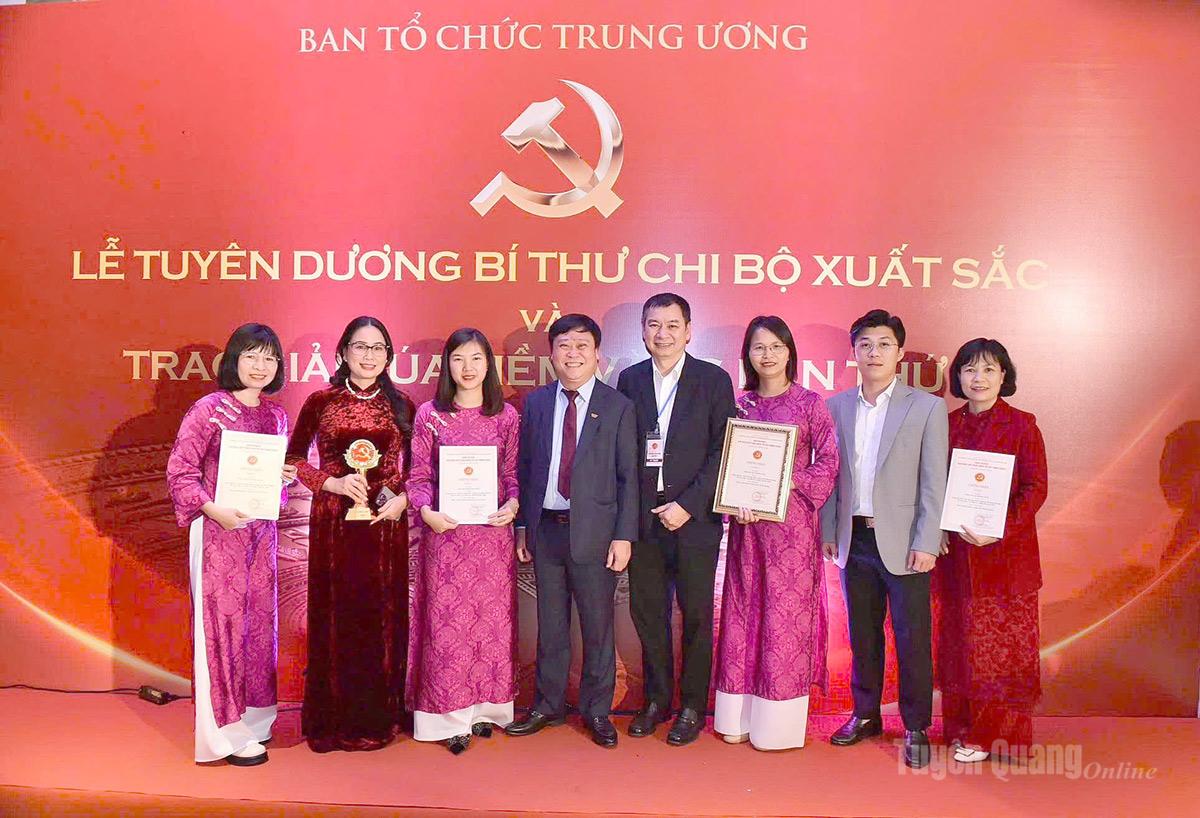 Nhà báo Đồng Mạnh Hùng, lãnh đạo Báo và phát thanh, truyền hình Tuyên Quang với nhóm tác giả đoạt giải C, Giải Búa Liềm Vàng năm 2025 thuộc loại hình phát thanh.