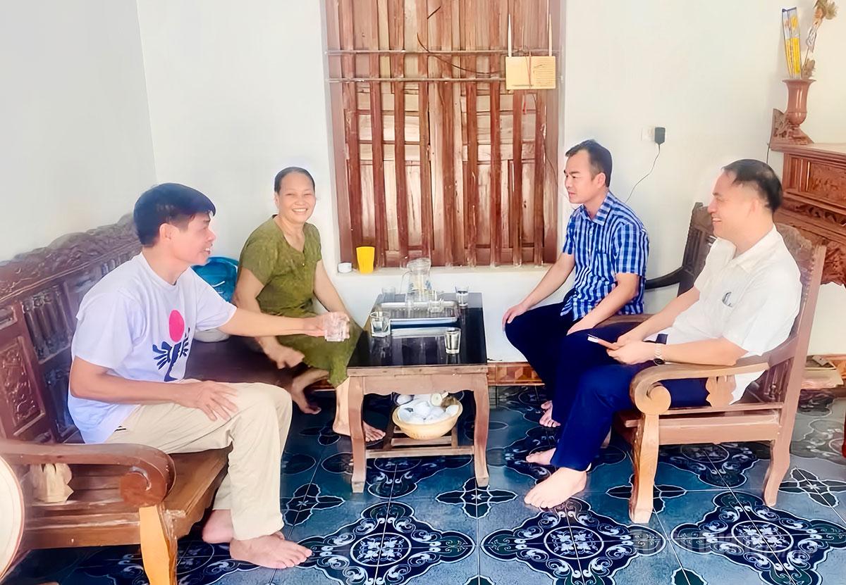 Lãnh đạo xã Phú Lương trao đổi, nắm bắt tâm tư của người dân thôn Phú Xuân có đất thuộc diện tích giải phóng mặt bằng.