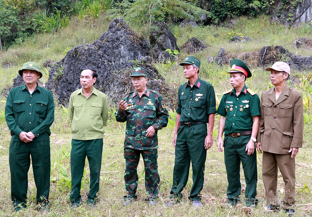 Cựu chiến binh Đào Trọng Lạc (thứ 3 từ trái sang), nguyên Quyền Tham mưu trưởng, Phó Tham mưu trưởng Sư đoàn 312, từng trực tiếp chỉ huy Trung đoàn 141 cùng đồng đội trở lại chiến trường xưa tìm hài cốt liệt sĩ.