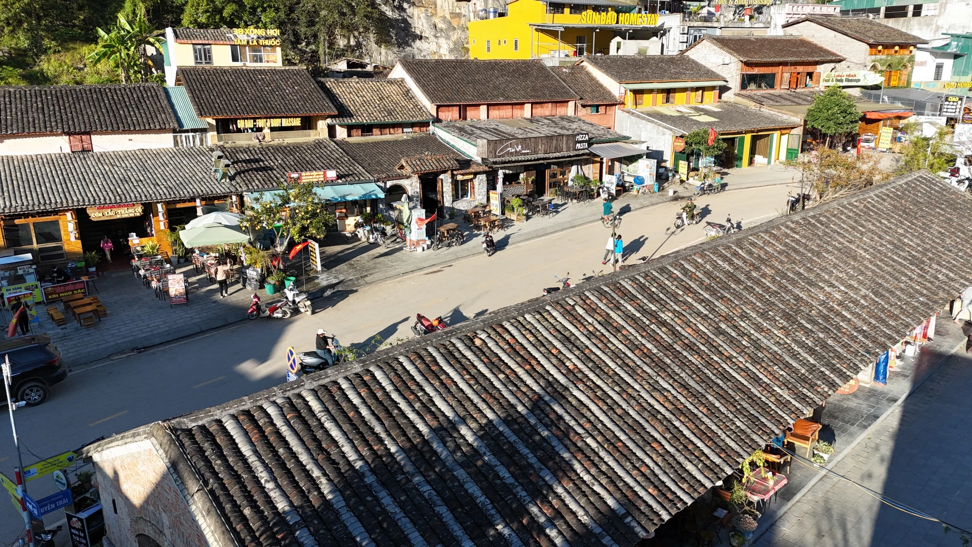 Nestled in a valley surrounded by rugged limestone mountains, the Old Quarter boasts a nostalgic and peaceful charm, deeply imbued with the cultural identity of the northern highlands.