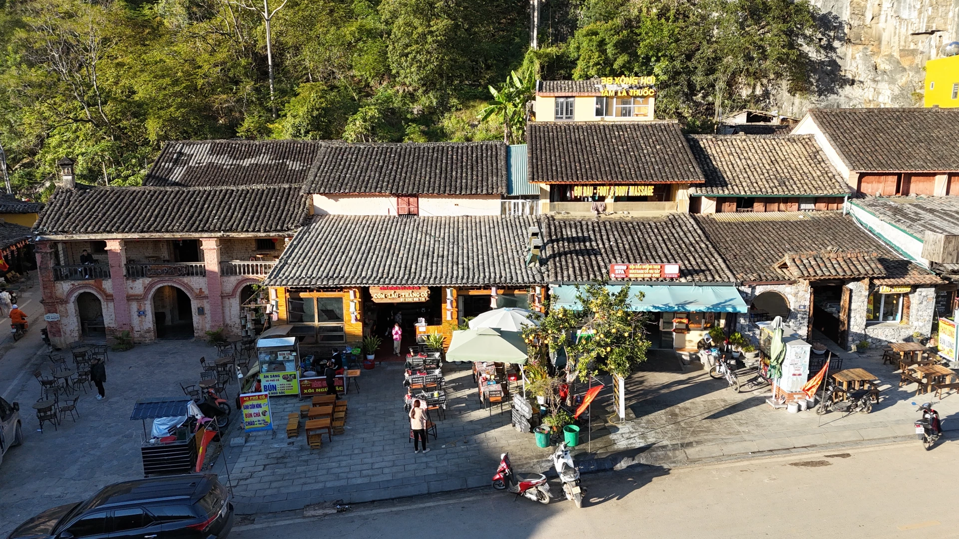 The name “Dong Van” is believed to derive from the local Chinese dialect term “Tong Puon”, meaning a trading field.