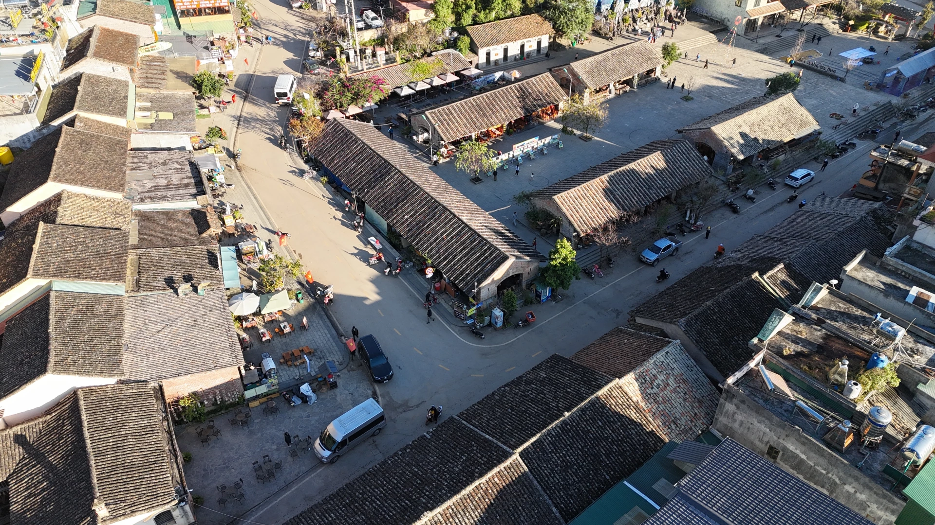 According to historical records, the Old Quarter was once a pristine valley with a sparse population. It was not until the late 19th and early 20th centuries, as trade routes and commercial planning took shape during the colonial period, that the area gradually developed into one of the busiest trading hubs in the northernmost region.