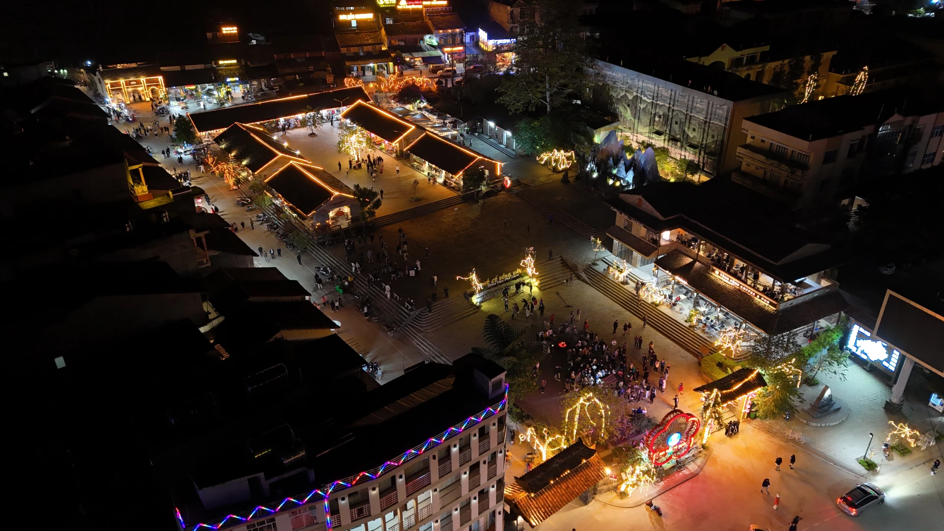 By day, the Old Quarter exudes the tranquil, timeworn charm of an ancient town with a thousand-year history. As night falls, however, it transforms into a romantic and enchanting setting.