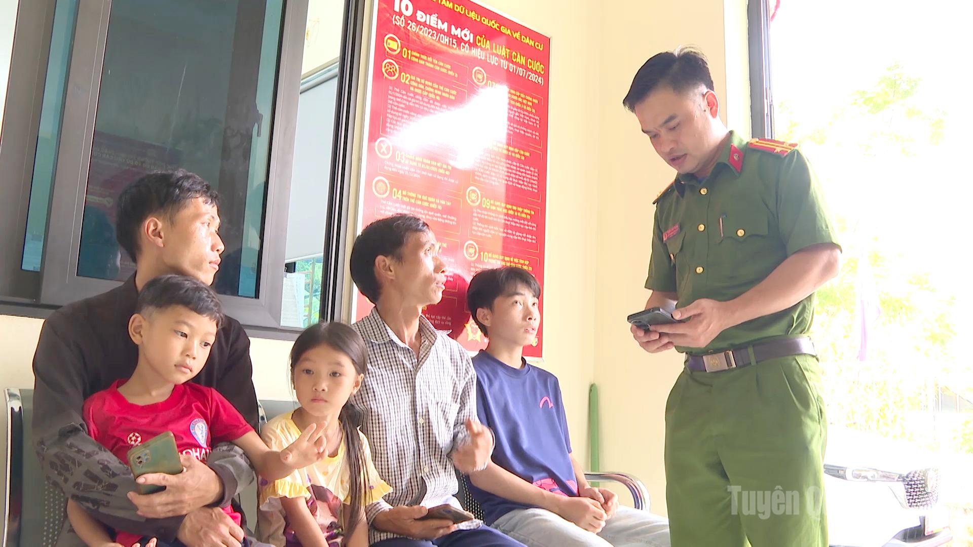 Công an xã Minh Ngọc hỗ trợ người dân thực hiện các thao tác giải quyết thủ tục hành chính trên VNeID.