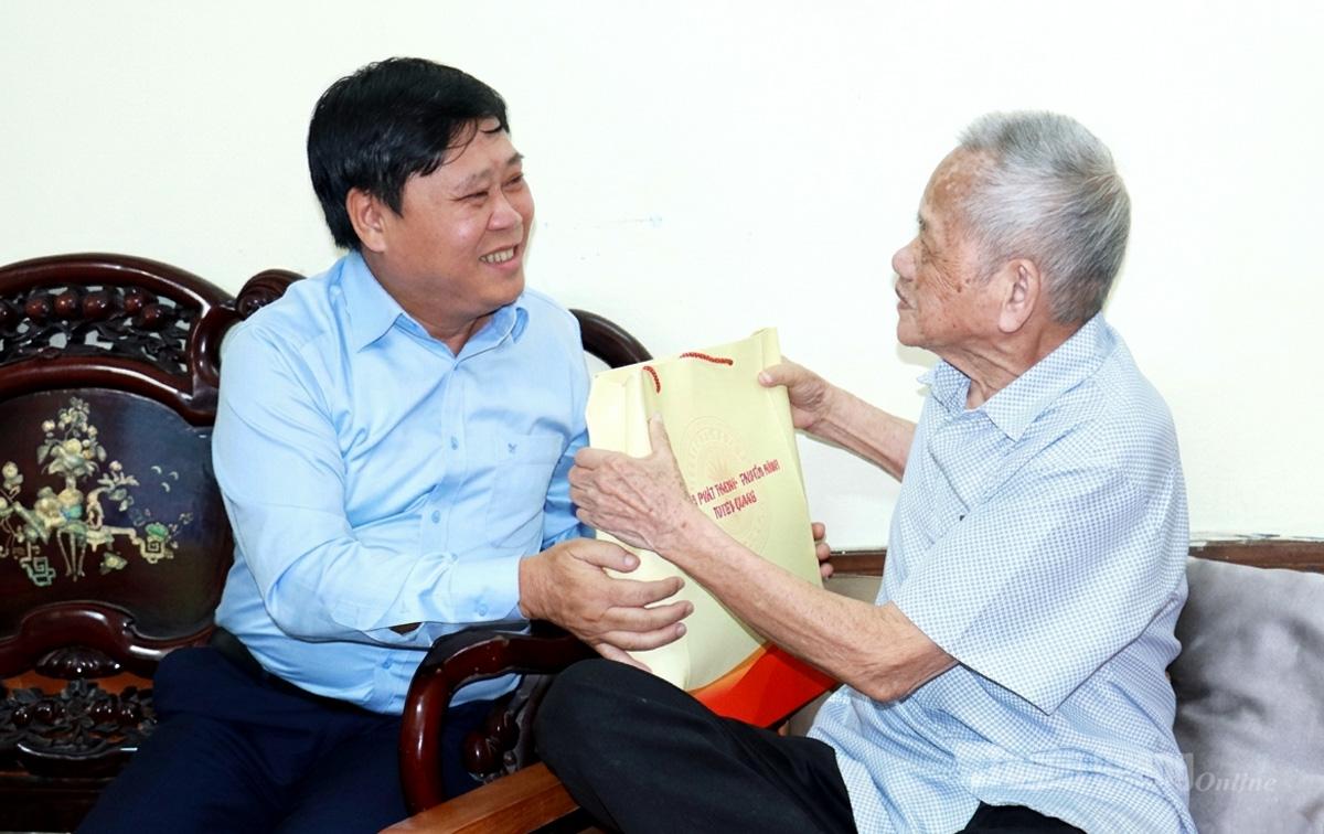 Giám đốc Báo và phát thanh truyền hình
Tuyên Quang Mai Đức Thông thăm, tặng quà nhà báo lão thành Chu Thái Tinh.
