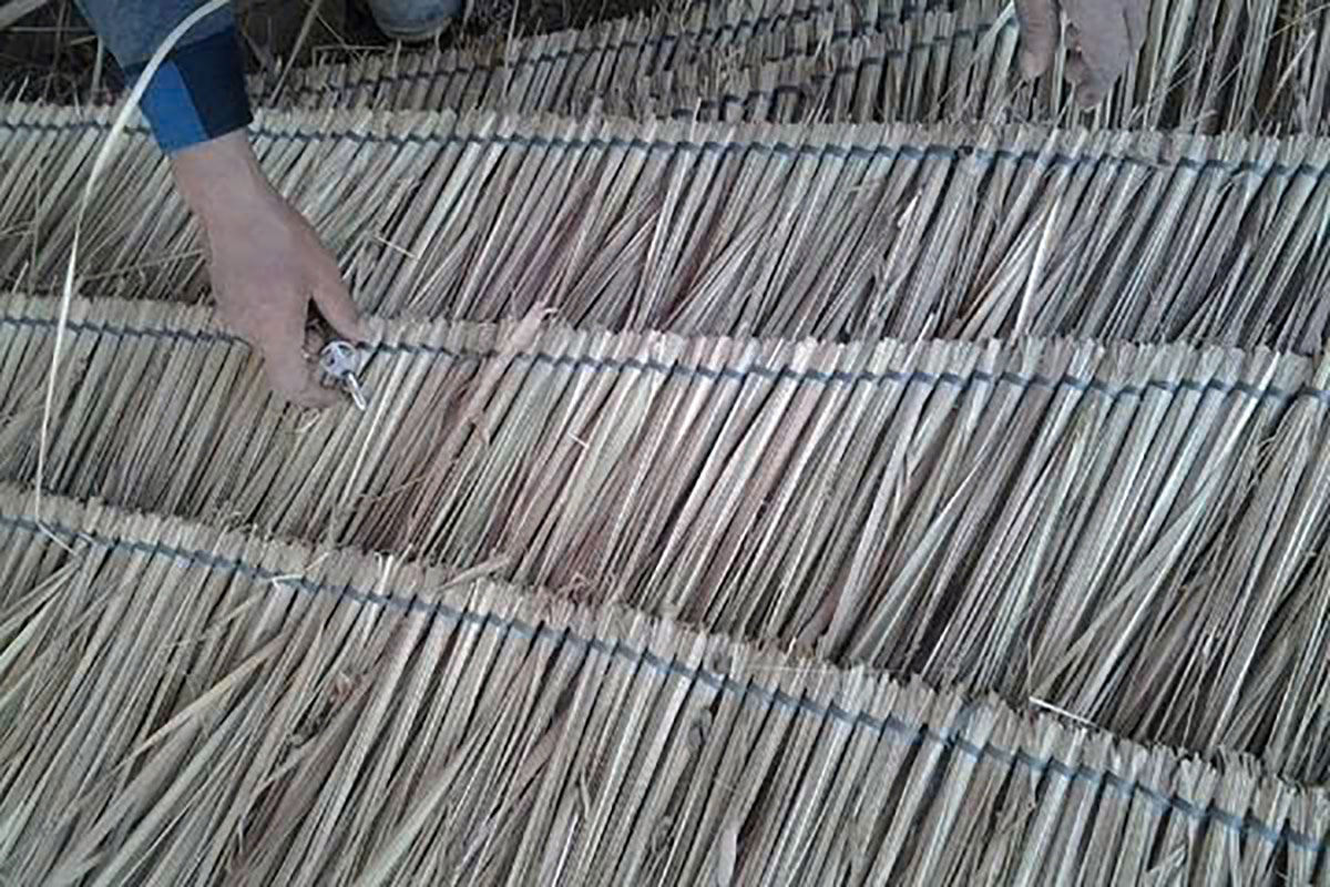 Mỗi nắm cỏ tranh được định lượng bằng tay người thợ trước khi bện gọi là một vắt.