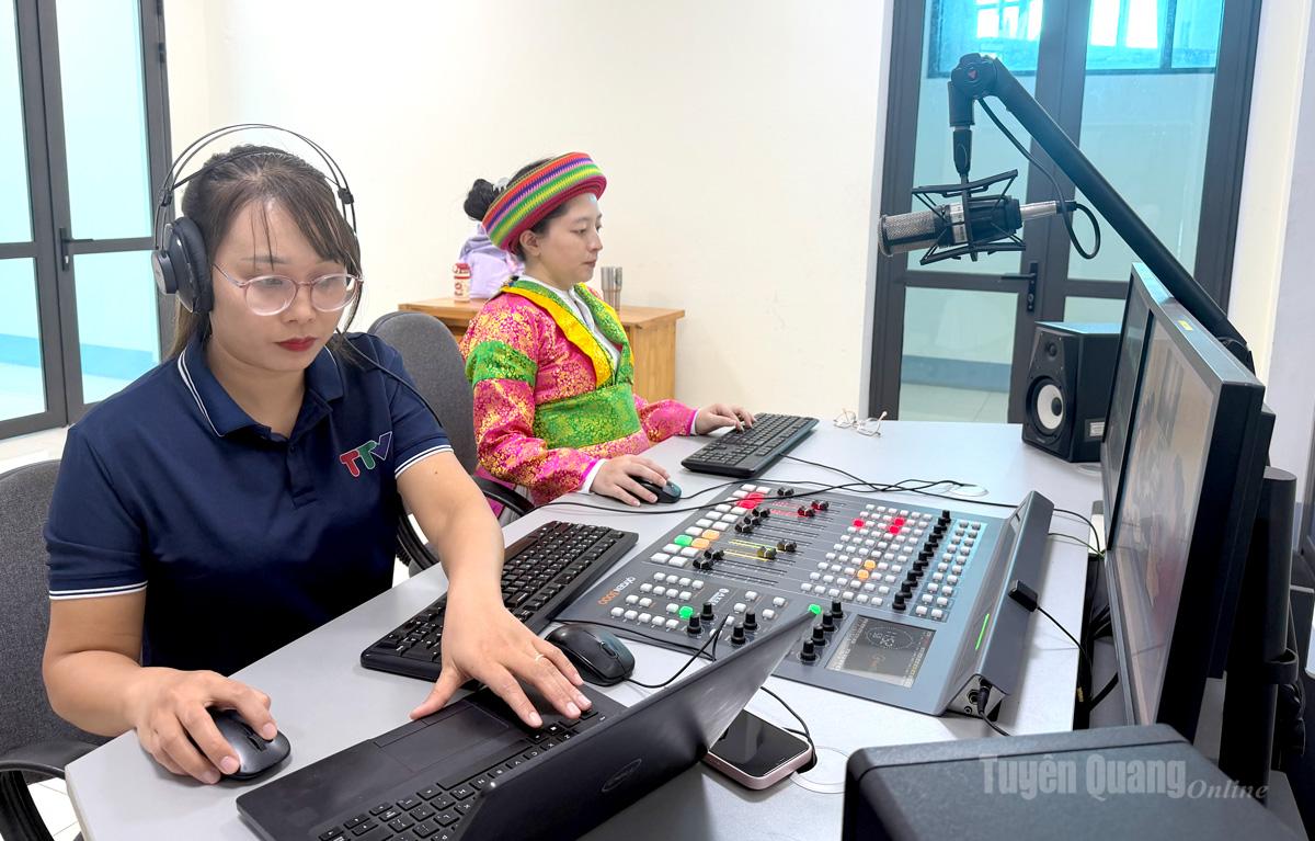 Phát thanh viên tiếng dân tộc thực hiện quy trình dịch và thu âm, chuẩn bị lên sóng.