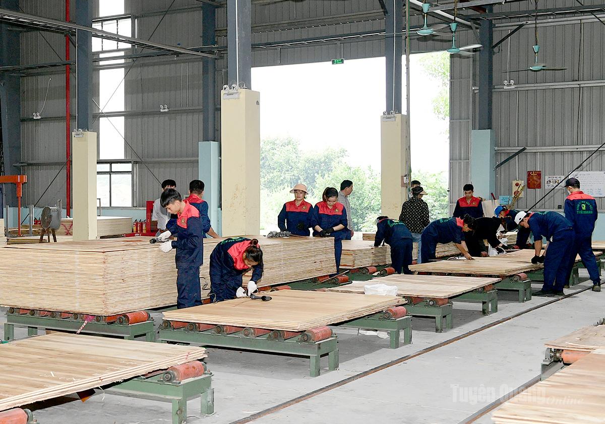 Công nhân Công ty TNHH Sao Việt Tuyên Quang tập trung sản xuất các đơn hàng xuất khẩu.